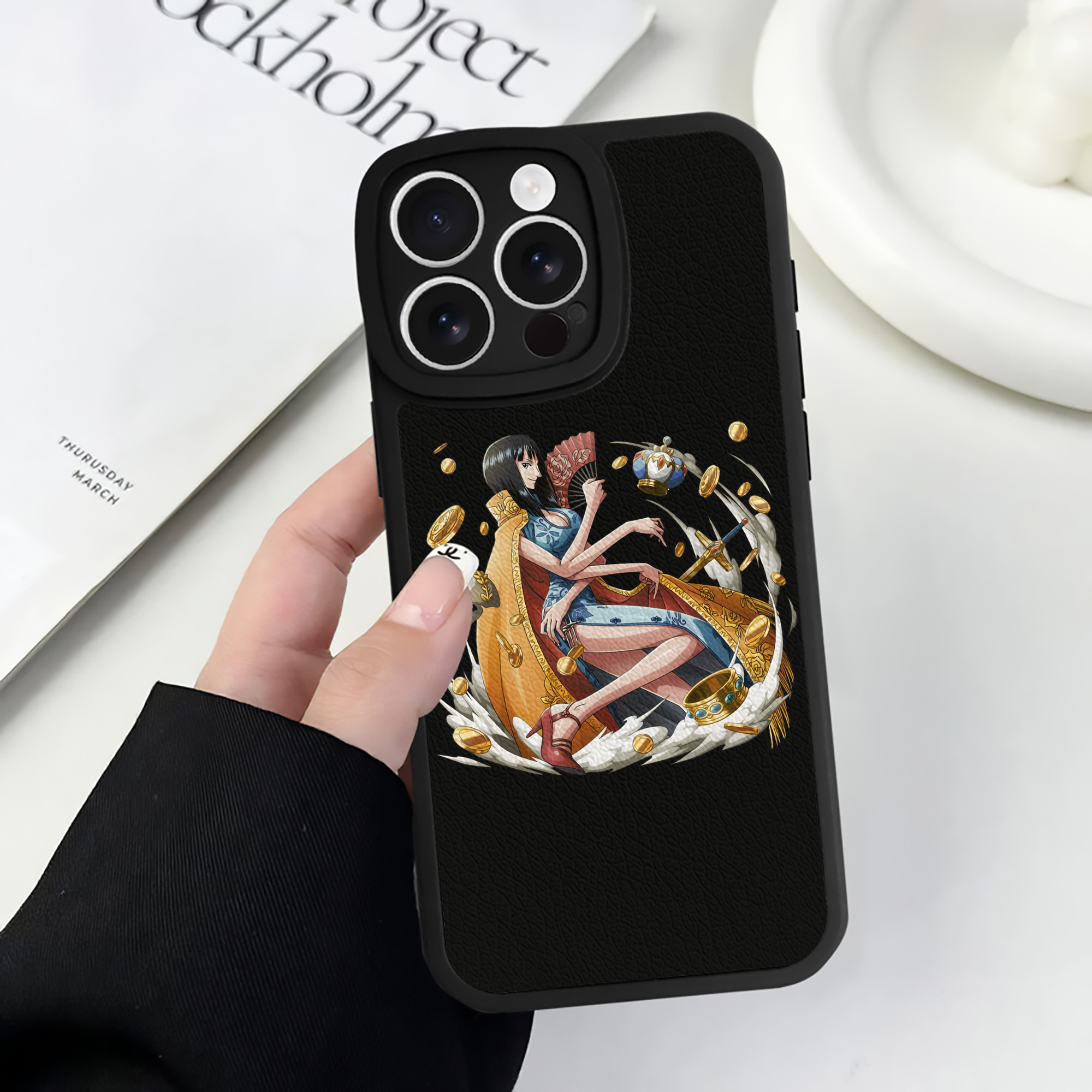 （画像用） ワンピース ニコ・ロビン ONE PIECE Nico Robin 【iPhone 16シリーズ対応】シリコンスマホケース（レザー調） 材質：シリコン